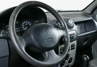 Подержанный автомобиль Renault Logan Sedan 2007 года (14 фото)