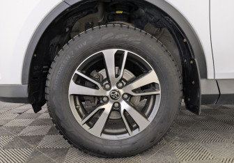 Подержанный автомобиль Toyota RAV4 2019 года (12 фото)