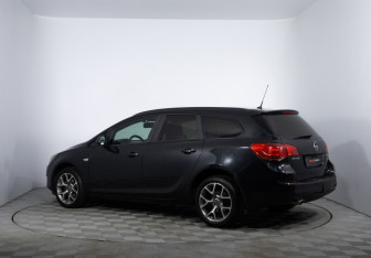 Подержанный автомобиль Opel Astra Wagon 2012 года (7 фото)