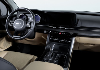 Подержанный автомобиль Kia Carnival 2023 года (12 фото)