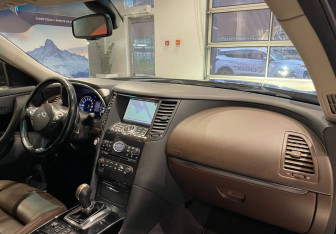 Подержанный автомобиль Infiniti QX70 2013 года (10 фото)