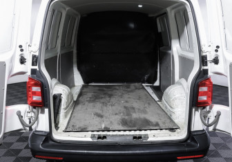 Подержанный автомобиль Volkswagen Transporter Van 2018 года (10 фото)