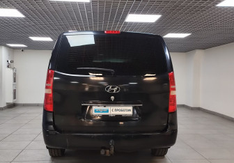 Подержанный автомобиль Hyundai Grand Starex 2010 года (6 фото)