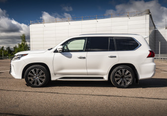 Подержанный автомобиль Lexus LX 2017 года (8 фото)