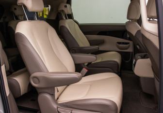 Подержанный автомобиль Kia Carnival 2020 года (11 фото)