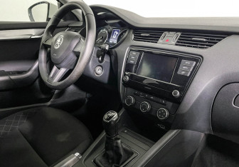 Подержанный автомобиль Skoda Octavia Liftback 2020 года (9 фото)