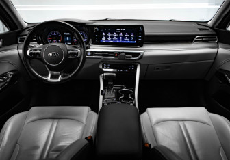 Подержанный автомобиль Kia K5 2021 года (8 фото)