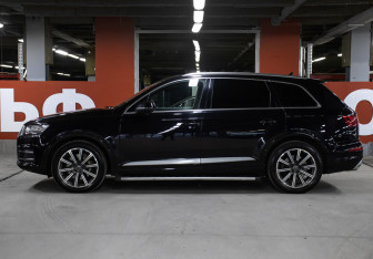 Подержанный автомобиль Audi Q7 2015 года (8 фото)