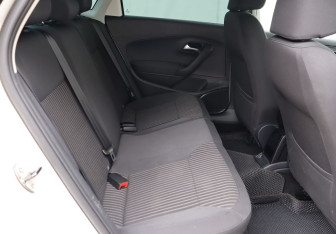 Подержанный автомобиль Volkswagen Polo Sedan 2013 года (18 фото)