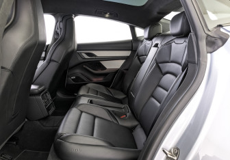 Подержанный автомобиль Porsche Taycan 2021 года (17 фото)