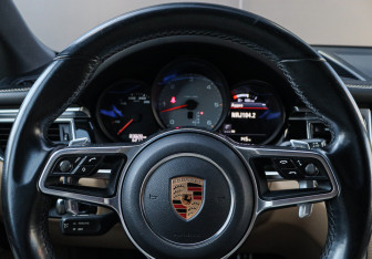 Подержанный автомобиль Porsche Macan 2017 года (36 фото)