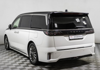 Подержанный автомобиль Voyah Dream 2023 года (7 фото)