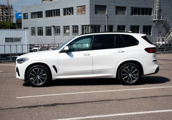 Подержанный автомобиль BMW X5 2019 года (8 фото)