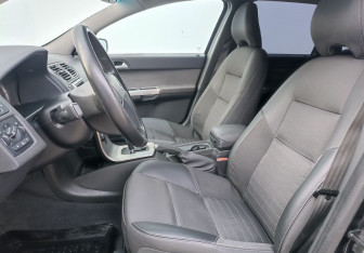 Подержанный автомобиль Volvo V50 2006 года (10 фото)