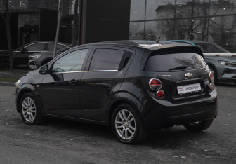 Подержанный автомобиль Chevrolet Aveo Hatchback 2013 года (7 фото)
