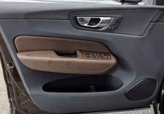 Подержанный автомобиль Volvo XC60 2019 года (19 фото)