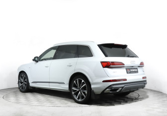 Подержанный автомобиль Audi Q7 2021 года (7 фото)
