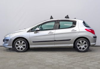 Подержанный автомобиль Peugeot 308 Hatchback 2011 года (8 фото)