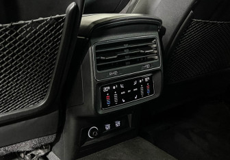 Подержанный автомобиль Audi Q8 2018 года (23 фото)