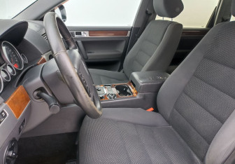 Подержанный автомобиль Volkswagen Touareg 2008 года (10 фото)