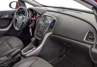 Подержанный автомобиль Opel Astra Hatchback 2012 года (13 фото)