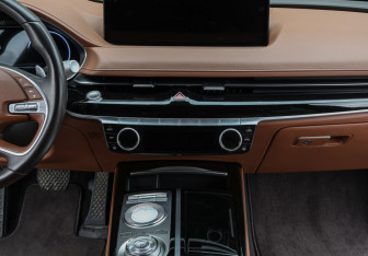 Подержанный автомобиль Genesis G80 2022 года (15 фото)