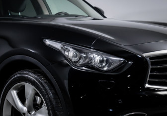 Подержанный автомобиль Infiniti QX70 2015 года (16 фото)