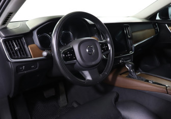 Подержанный автомобиль Volvo S90 2019 года (13 фото)
