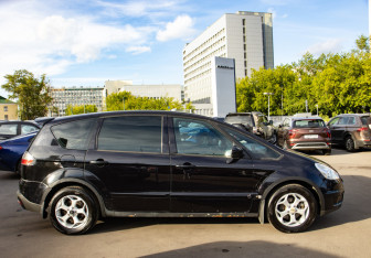 Подержанный автомобиль Ford S-MAX 2006 года (3 фото)