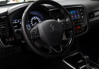 Подержанный автомобиль Mitsubishi Outlander 2019 года (8 фото)