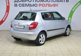 Подержанный автомобиль Skoda Fabia Hatchback 2010 года (4 фото)