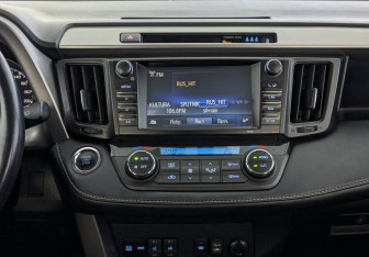 Подержанный автомобиль Toyota RAV4 2018 года (15 фото)