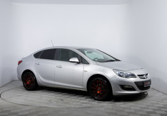 Подержанный автомобиль Opel Astra Sedan 2013 года (3 фото)