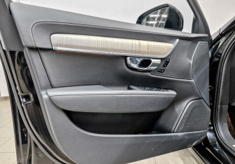 Подержанный автомобиль Volvo S90 2021 года (19 фото)