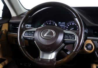 Подержанный автомобиль Lexus ES 2015 года (13 фото)