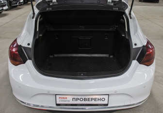 Подержанный автомобиль Opel Astra Hatchback 2014 года (10 фото)