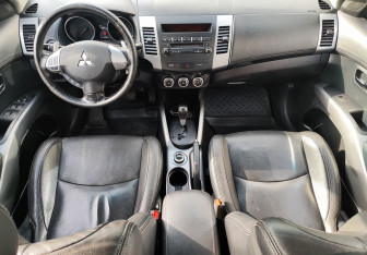 Подержанный автомобиль Mitsubishi Outlander 2011 года (10 фото)