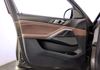 Подержанный автомобиль BMW X6 2020 года (19 фото)