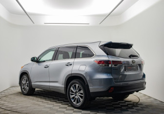 Подержанный автомобиль Toyota Highlander 2014 года (7 фото)