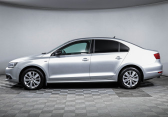 Подержанный автомобиль Volkswagen Jetta Sedan 2013 года (8 фото)