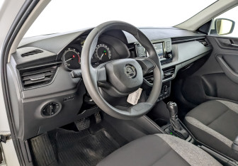 Подержанный автомобиль Skoda Rapid Liftback 2021 года (16 фото)