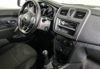 Подержанный автомобиль Renault Sandero 2018 года (9 фото)