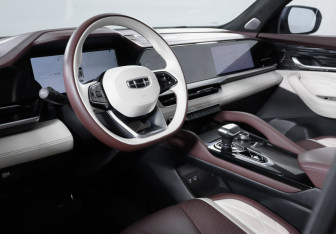 Подержанный автомобиль Geely Monjaro 2023 года (14 фото)