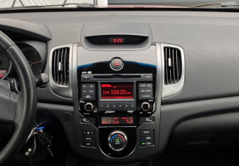 Подержанный автомобиль Kia Cerato Coupe 2011 года (12 фото)