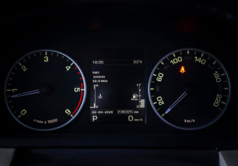 Подержанный автомобиль Land Rover Discovery 2012 года (15 фото)