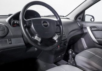 Подержанный автомобиль Chevrolet Aveo Sedan 2010 года (14 фото)