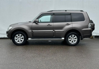 Подержанный автомобиль Mitsubishi Pajero 2012 года (8 фото)