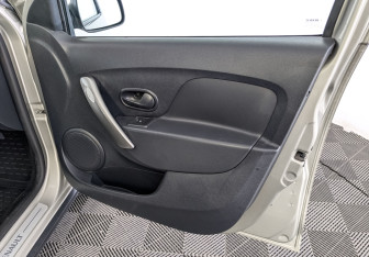 Подержанный автомобиль Renault Sandero 2016 года (25 фото)