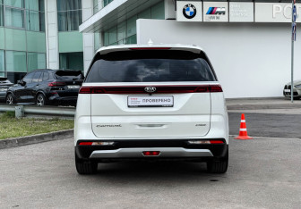 Подержанный автомобиль Kia Carnival 2021 года (6 фото)