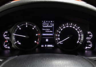 Подержанный автомобиль Toyota Land Cruiser Suv 2015 года (13 фото)